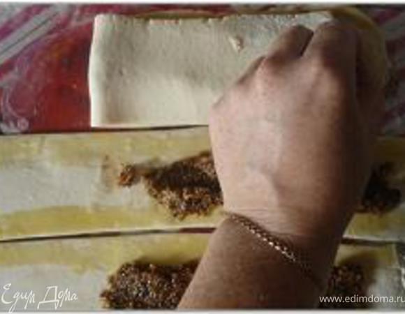 Начинку накрыть свободной частью теста.