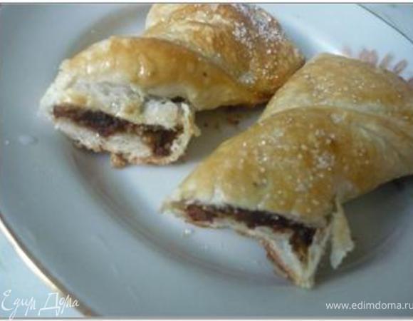 Готовые изделия достать из духовки и еще горячими посыпать сахаром.