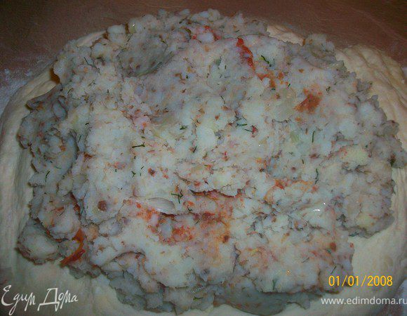 Тесто выложить на присыпанный мукой стол и растянуть руками или раскатать скалкой толщиной примерно 3 см. Выложить начинку и защипать края к середине.
