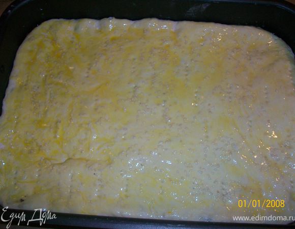 Смазать взбитым желтком, поколоть вилкой и посыпать кунжутом. 