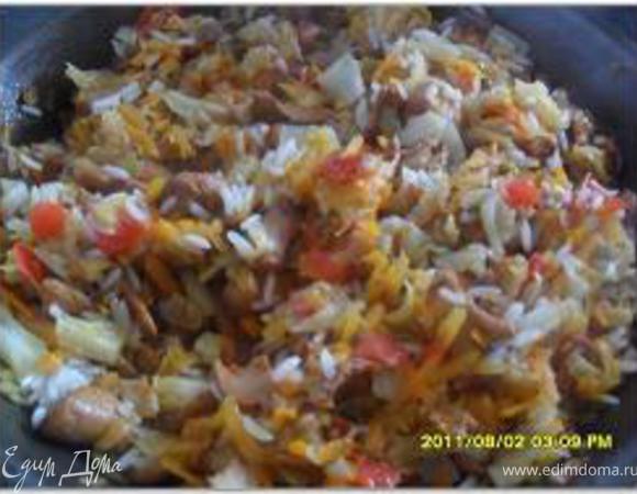 Соединить вместе тушеную капусту, грибы, рис, все перемешать, посолить и поперчить.