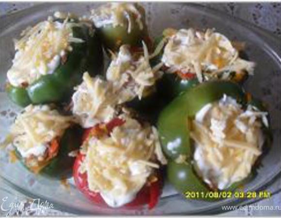 Данным фаршем заполнить перцы.
В огнеупорную форму выложить нафаршированный перец. Сверху смазать майонезом, посыпать тертым сыром.
Смешать кетчуп со сметаной, добавить в бульон, вылить бульон в перцы.