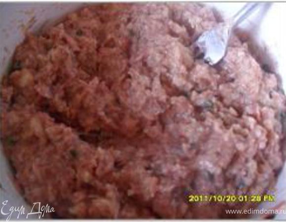 С хлеба срезать корки, раскрошить мякиш руками. Измельчить петрушку. Яйца слегка взбить в чашке вилкой. Размять вилкой тунец вместе с маслом. В тунец добавить хлебные крошки, петрушку, орегано, соль. Ввести взбитые яйца и вымешать до однородной массы.