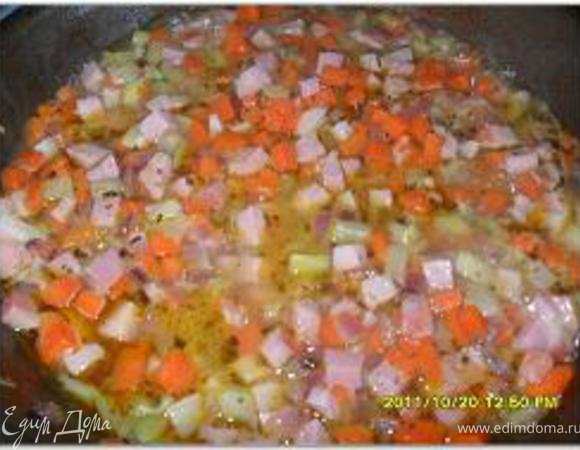 Лук, морковь и сельдерей нарезать мелкими кубиками, добавить соль, масло и потушить в небольшом количестве воды до полуготовности.