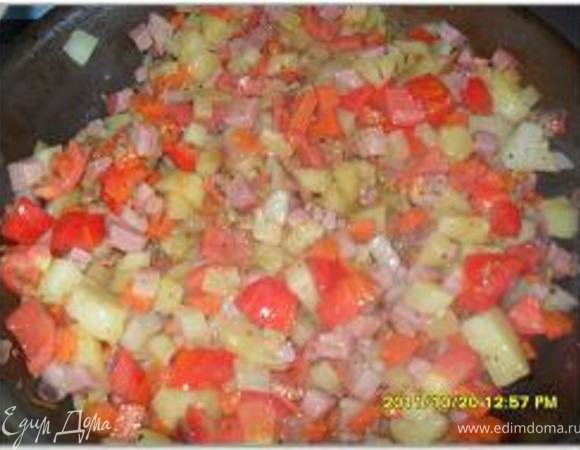 Затем добавить вареный картофель, нарезанный мелкими кубиками, нарезанные помидоры, размешать и довести до кипения.