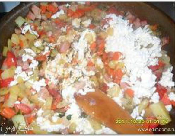 В фарш добавить тертую брынзу, зелень, чеснок.