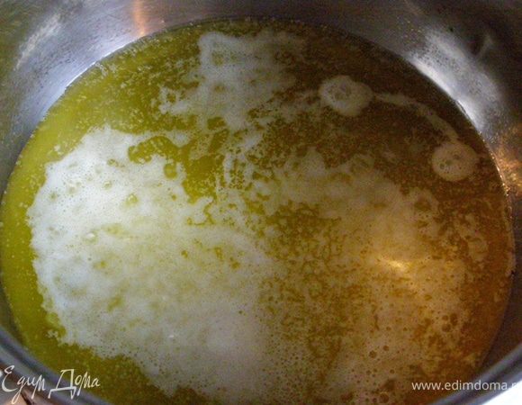 Приготовим лимонный крем. Варим на очень медленном огне.
В сотейнике растопим масло. 