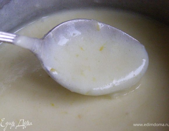 Варим на очень медленном огне. Смесь должна стать однородной и загустеть. Довести до состояния близкого к кипению. Ни в коем случае не кипятить! Я варила около 20 минут. Желатин отожмем от излишков воды и растворим в горячем креме. Крем поставим в холодильник охлаждаться на три часа.