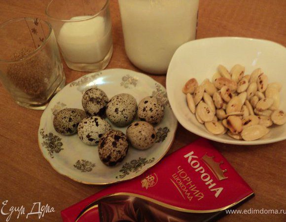 Подготовить продукты. Миндаль предварительно бланшировать в горячей воде, очистить от кожицы и подсушить в духовке.