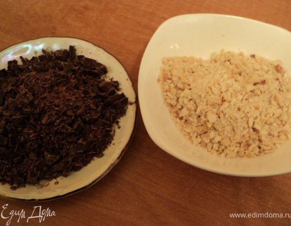 Миндаль измельчить в блендере или процессоре не очень мелко, шоколад порезать мелкими кусочками.