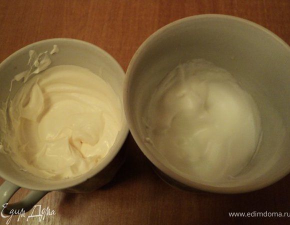 Белки взбить со щепоткой соли до устойчивых пиков. Взбить охлажденные сливки.