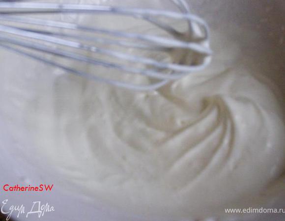Сливки взобьем с сахаром, не доводя до уровня плотных сливок. Благодаря этому мы добьемся дополнительной легкости (слова Контисини)