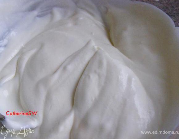 Выложим треть сливок к маскарпоне, аккуратно перемешаем. Выложим оставшиеся сливки и перемешаем