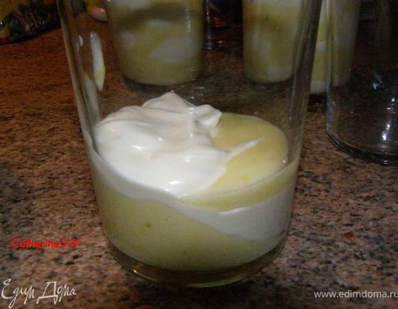 В стаканы выложим лимонный крем и крем маскарпоне чередуя слои