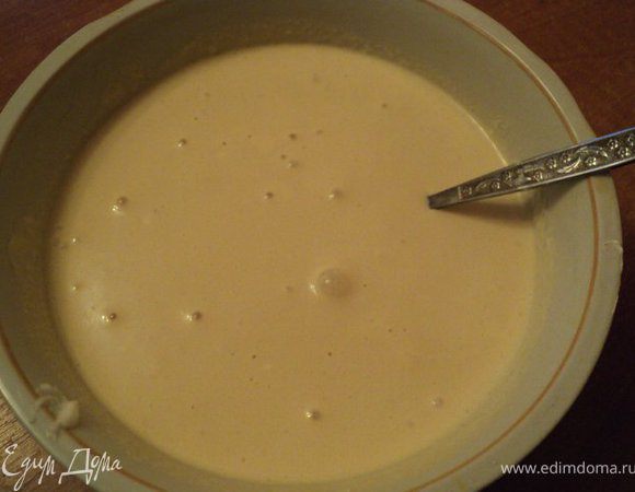 Осторожно помешивая ложкой, ввести взбитые белки и сливки. Подмешать измельченный миндаль.