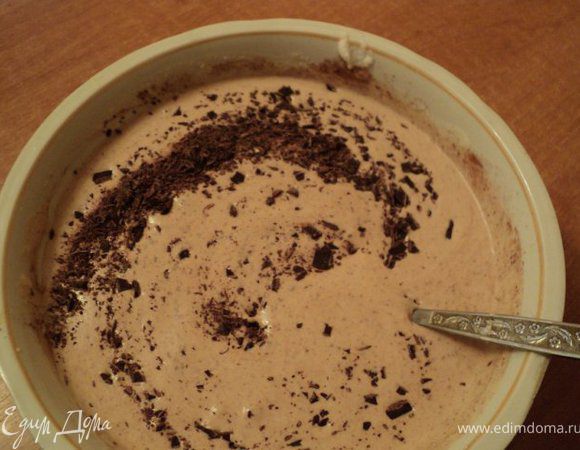 Добавить понемногу измельченный шоколад, перемешать.