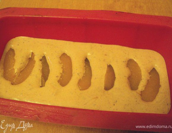 В силиконовую прямоугольную форму( 20х10)см выложить 1/3 смеси, сверху уложить порезанный полосками персик ( если форма металлическая – смочить ее водой и аккуратно выложить фольгой ).