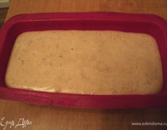 Вылить еще 1/3 массы, выложить персики и залить оставшейся массой. Поставить в морозильную камеру минимум на 5 часов.