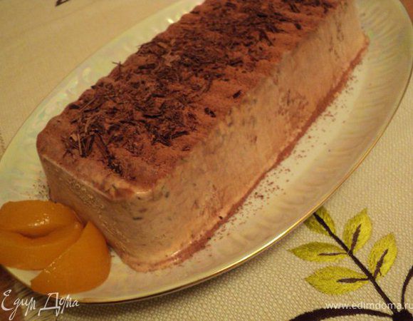 За 1 час до подачи  семифредо достать из формы, перевернув его на блюдо и поставить в холодильник.                                                                                                           Готовое мороженое присыпать какао, украсить стружкой из шоколада.                                                        