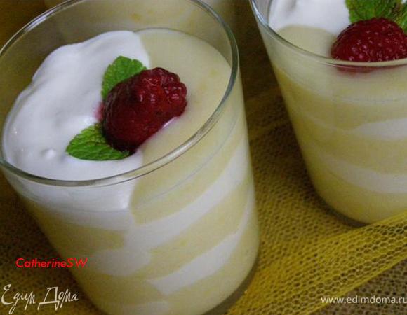 Украсим крем свежими листиками мяты и малиной ( у меня малина была с/м). Можно украсить карамелизованными дроблеными орехами или кусочками песочного печенья, а сверху припорошить сахарной пудрой... Главное - крем))) Я не успела оформить до конца все стаканчики, как первые были уже съедены моими девчонками - плевать на диету)))