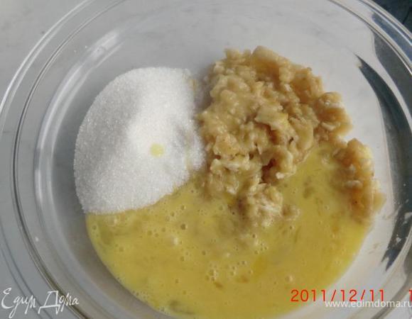 Добавить яйца,и сахар  перемешать.