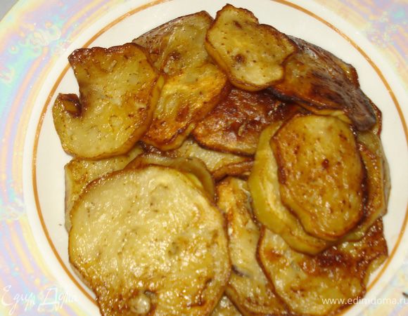 Начинка:
Баклажаны нарезать кружочками и замочить на минут 10 в соленой воде, чтобы убрать горечь.
Затем обжарить их на растительном масле. Выкладывая готовые на салфеточку, чтобы ушло лишнее масло.