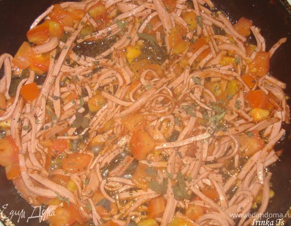 Колбасу нарезать соломкой, а помидор кубиками. Колбасу поджарить слегка - минут 5 - на сковороде. Затем добавить помидоры. Как только они дадут сок добавить немного базилика (у меня сушеный) и ещё тушить минут 7-10.