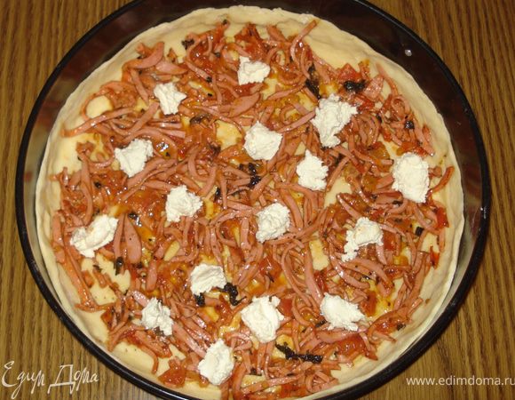 Теперь укладываем начинку.
Сначала на тесто положить колбасу с помидорами.
Деалее, в нескольких местах положить кусочками смесь творога и творожного сыра.
