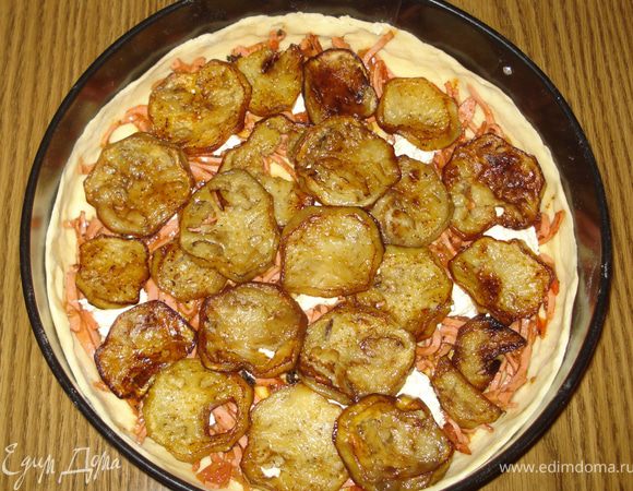 И последними распределить по всей поверхности обжаренные баклажаны.