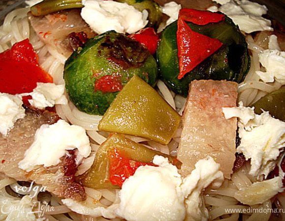 Отварить спагетти. Брюссельскую капусту,свинину, фасоль прогреть на сковороде. Сверху положить порезанный перец и все оставить под крышкой на 1 минуту. Овощи положить сверху на спагетти.Разломать шарики моцареллы и положить на горячие овощи или свинину, чтобы сыр немного подтаял.Приятного аппетита