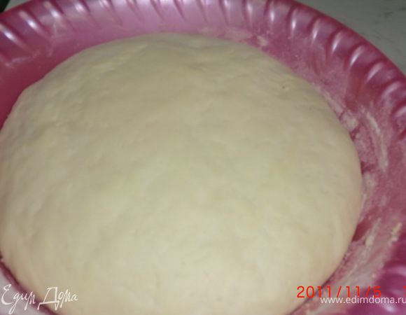 Добавляем масло, сахар, и муку.замешиваем тесто