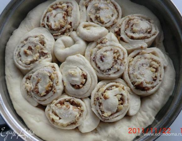 Раскатать тесто в пласт и положить начинку Свернуть рулет и порезали кусочками Уложили в форму вертикально и оставили на 30 мин.Выпекать 20-25 мин.