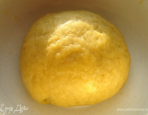 Для теста соединить сухие ингредиенты.Смешать желтки с оливковым маслом и ввести в муку.Перемешать и по необходимости добавить холодной воды.Тесто по консистенции напоминает песочное.Убрать в холодильник.