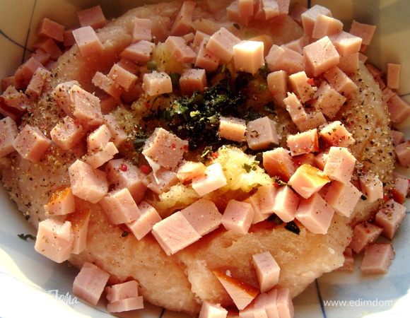 Для начинки очистить и натереть на средней или мелкой тёрке грушу,ветчину нарезать кубиками,чеснок измельчить,белки взбить до мягких пик.Смешать все ингредиенты фарша.Если вы используете свежую зелень,то увеличьте количество с чайных ложек до столовых.