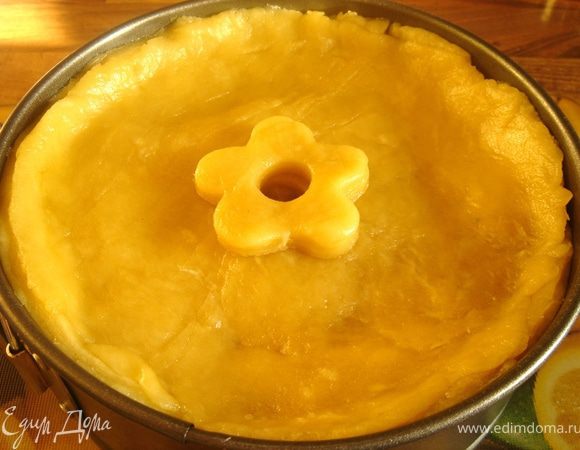 Большой круг поместить в разъёмную или силиконовую форму,перевернув его пергаментом вверх,удалить бумагу и распределить тесто по дну и бортикам,выложить фарш.Накрыть маленьким кругом и защипнуть края.Смазать пирог молоком.Выпекать при 180*С около 50 минут.