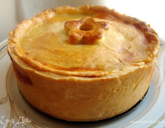 В готовый пирог можно добавить желе из куриного бульона.Пирог предварительно следует охладить.Если у вас нет саможелирующегося бульона(из куриных лапок),то замочить в обычном хорошем курином бульоне(ок.2/3 стакана)3-5 гр желатина,прогреть до полного растворения. Охладить и влить желе в отверстие в пироге,убрать в холодильник.Заливной пай хорошо приготовить заранее.Подавать со смородиновым желе или брусничным соусом,нарезая небольшими кусочками(пирог очень сытный).Приятного аппетита!