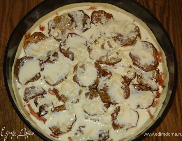 Залить яичной смесью.
И положить форму в разогретую до 200 градусов духовку. Через минут 10 убавить жар (огонь) до 170-180 градусов.
Выпекать минут 30-40. 