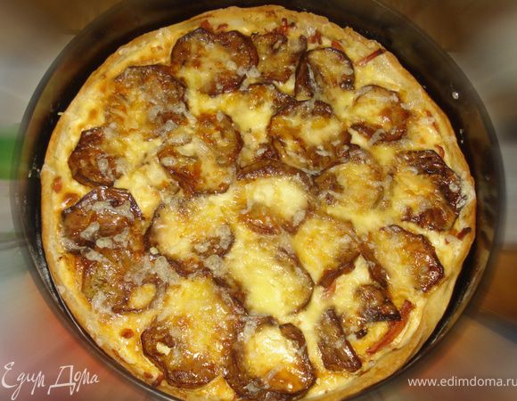 Минут за 5 до готовности посыпать сверху на пирог оставшейся натертый сыр и ещё подержать его в духовке