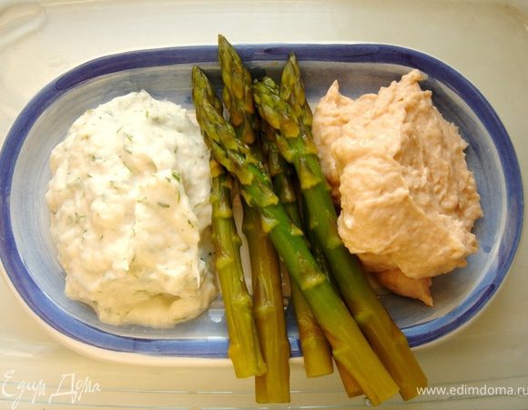 В блендере взбить филе красной рыбы с солью,перцем,одним яйцом и 3 ст.л.сливок.Так же поступить с белой рыбой.Фарш должен быть однородным и хорошо измельченным.Если вы пользуетесь мясорубкой,то фарш лучше дополнительно протереть через сито.В белый фарш добавить мелко нарезанного укропа.