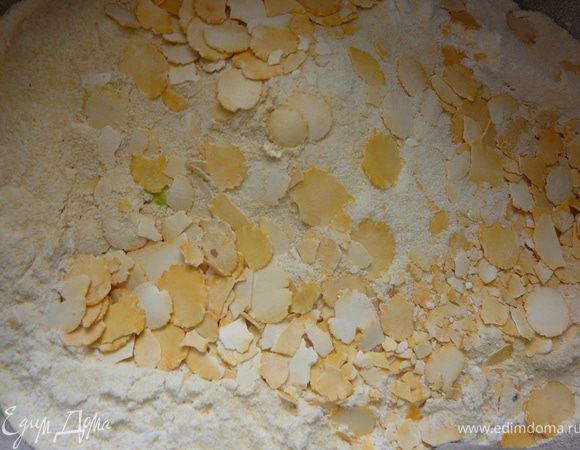 Муку пшеничную просеять. Просеять гороховую смешать с пшеничной, добавить манку. Добавить дрожжи (если используете свежие, то потребуется около 15 грамм, тогда их растререть в крошку и перемешать с мукой).Перемешать.Добавить соль, оливковое масло, воду.Замесить мягкое тесто. (Я добавляла еще пригоршню гороховых хлопьев).