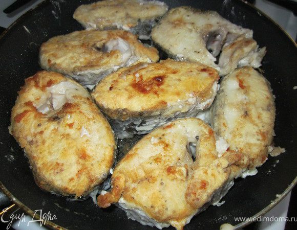 Рыбу порезать на кусочки, посолить, поперчить, обвалять в муке и обжарить на оливковом масле.