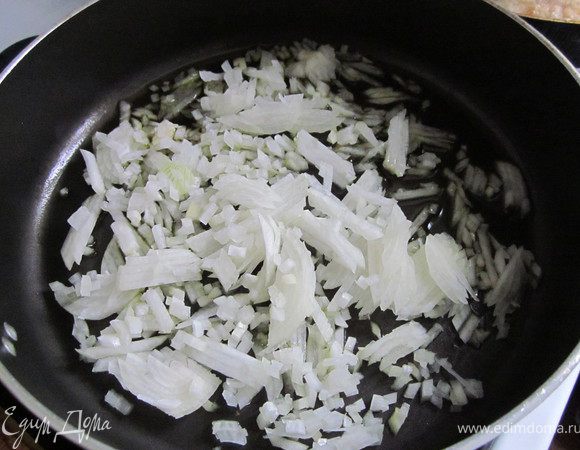 Лук обжарить на масле.