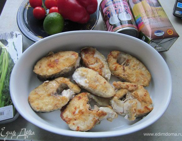 Выложить обжаренную рыбу в форму для запекания.