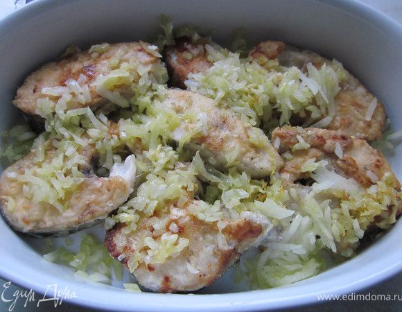 Сверху выкладываем обжаренный лук.
