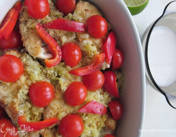 Теперь половинки помидор и перец.Полить соком лайма. Немного посолить и поперчить и залить кокосовым молоком. Сдавим в разогретую духовку до 220* и запекаем 25 минут