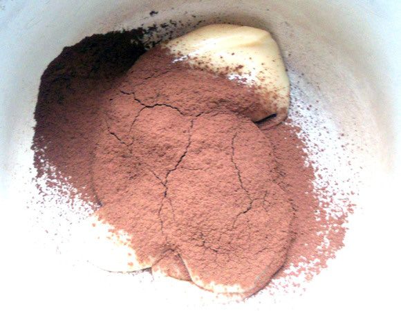 Соединить какао и сгущенное молоко ***планировалось без какао, просто у меня идея несколько трансформировалась в ходе приготовления конфет, так что можно без него***.