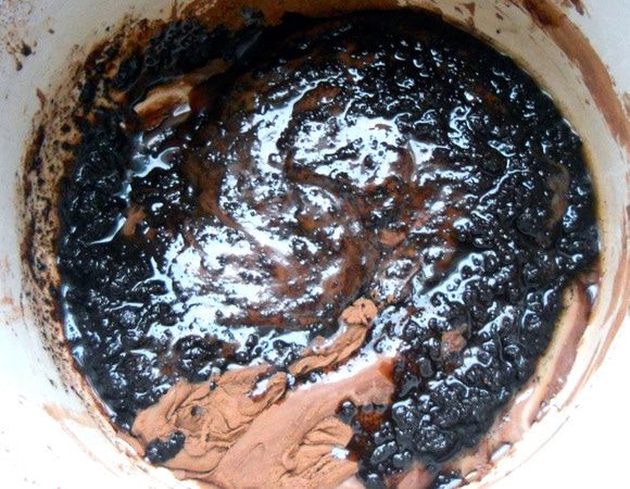 Добавить кусочки шоколада, и на небольшом огне при постоянном помещивании, растопить его. 