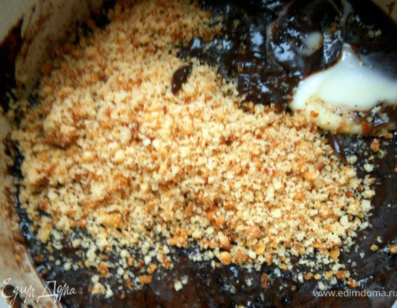 Добавить предварительно подсушенный и измельченный бисквит. 