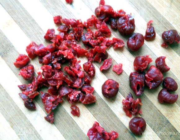 Вишню измельчить. 