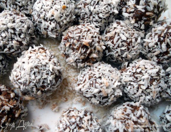 Сформировать конфеты, обвалять в оставшейся кокосовой стружке. Охладить около часа и можно звать Бекона:) Приблизительно на 20-25 конфет. Чуть больше фотографий можно найти здесь: http://veniamindr.blogspot.com/2011/12/blog-post_11.html